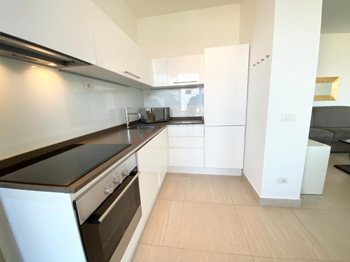 Appartamento Palazzo Di Vetro Luino Extérieur photo